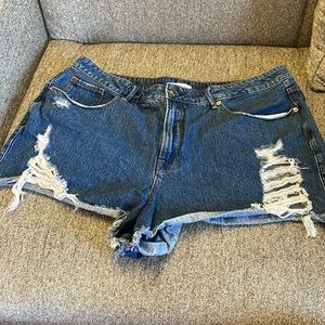Good American destroyed shorts size 18